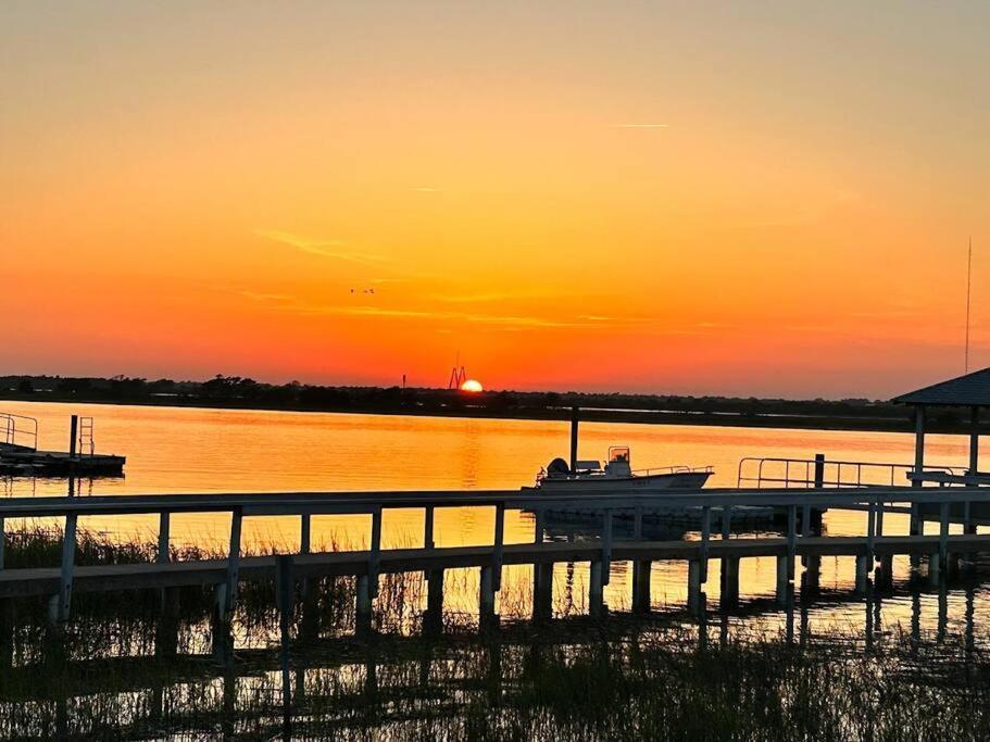 New Waterfront Home With Deep Water Dock Isle of Palms Esterno foto