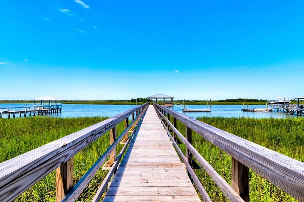 New Waterfront Home With Deep Water Dock Isle of Palms Esterno foto