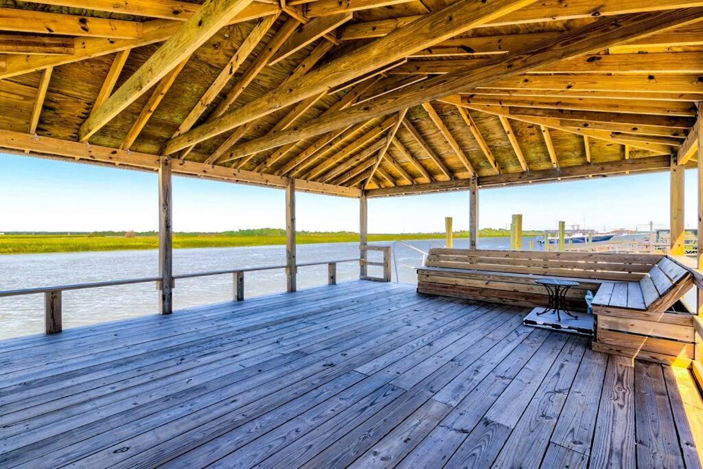 New Waterfront Home With Deep Water Dock Isle of Palms Esterno foto